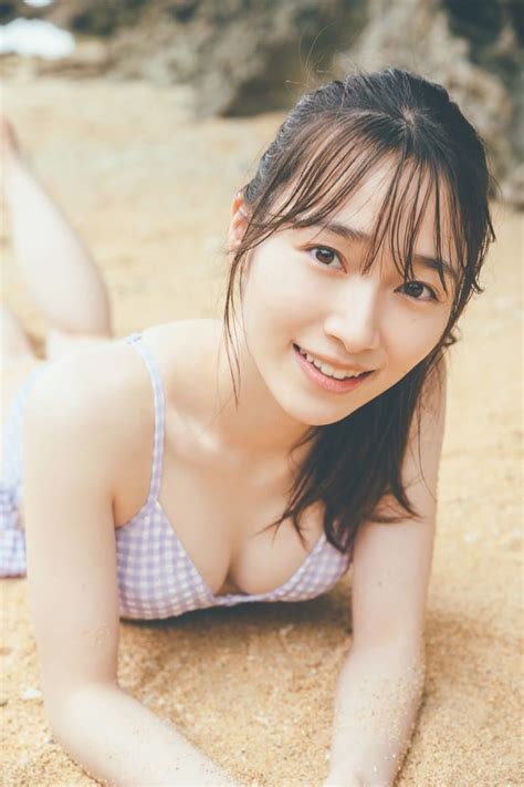 櫻坂46守屋麗奈、ビキニ姿で美谷間andはにかみ笑顔 特典b3ポスター公開 マイナビニュース