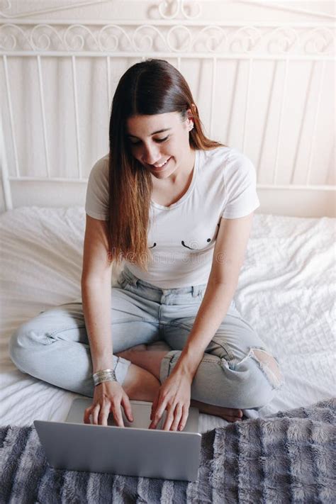 Grosse Femme Sexy Avec De Grands Seins Dans La Lingerie Photo Stock Image Du Regarder