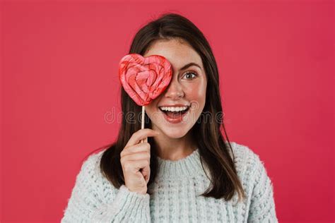 Image Excité Brunette Fille Se Marier Avec Lollipop Photo stock Image du passionnant fixation