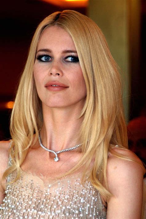 Claudia Schiffer Blonde Haare  Bob Frisur Frauen Bob Frisur Frisuren