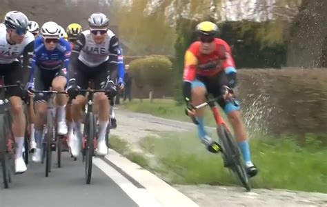 Vidéo Tour des Flandres Filip Maciejuk mis hors course après avoir