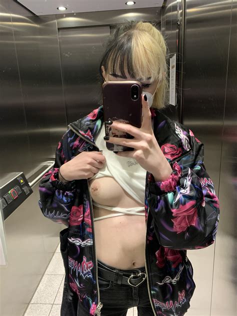 Flashing In The Elevator Scrolller