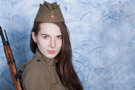 Женщина в русской военной форме с винтовкой Женщина-солдат во время ...
