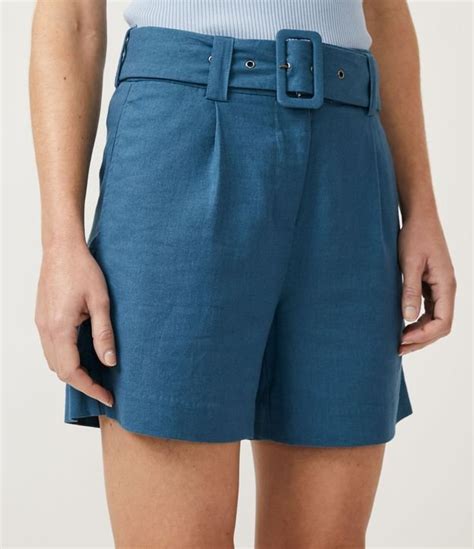 Short Em Viscolinho Cinto Fivela E Pregas