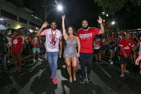 De look curtinho Viviane Araujo exibe corpão e mostra samba no pé em