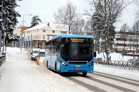 Ovatko Imatran paikallisliikenteen aamubussit jo vaarallisen täynnä