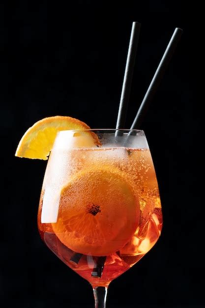 Cocktail Italiano Classico Dello Spritz Dellaperol In Vetro Sul Nero Fine Su Foto Premium