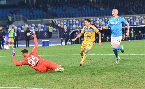 Il Frosinone Fa La Storia A Napoli 4 0 A Mazzarri Azzurri Fuori Agli