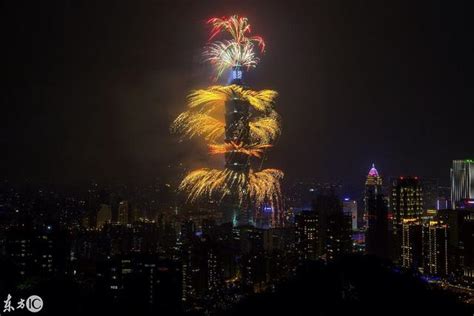 台北101大樓燃放煙花照亮夜空，打造最長秒數跨年煙火表演 每日頭條