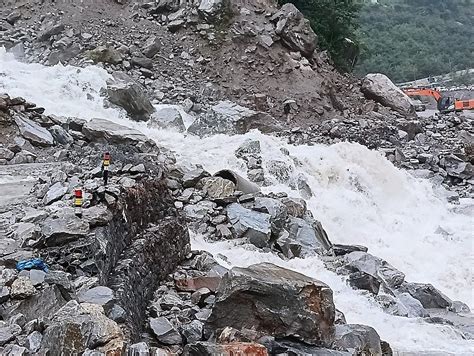 Badrinath Highway Sinks About 10 Meters In Lambagad Due To Landslide Pilgrims Stranded Amar