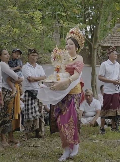 Potret Bulan Sutena Dalam Balutan Pakaian Adat Bali