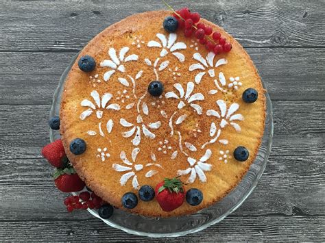 Glutenfree Vanilla Naked Cake Mit Beeren All About Glutenfree