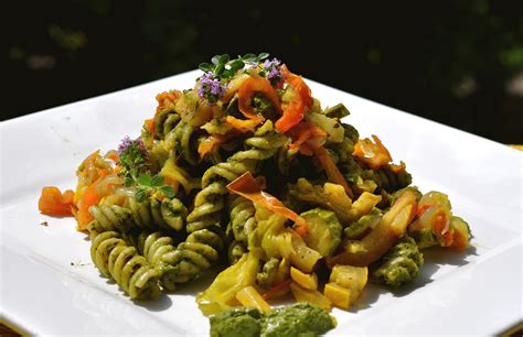 Fusilli Al Pistacchio Con Crema Di Foglie Di Carote E Verdure Estive