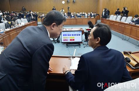 포토 이만희 국민의힘 간사와 대화하는 우상호 국회 이태원참사 국조특위 위원장 네이트 뉴스