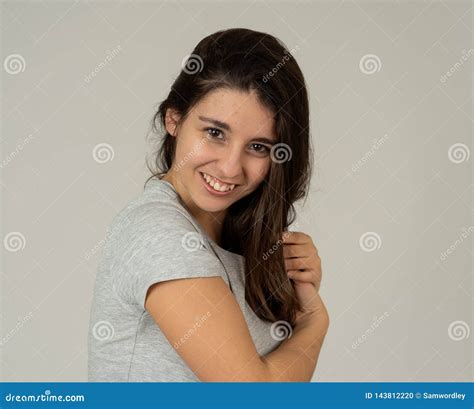 Retrato De La Mujer Atractiva Joven Con La Cara Feliz Y Sonriente