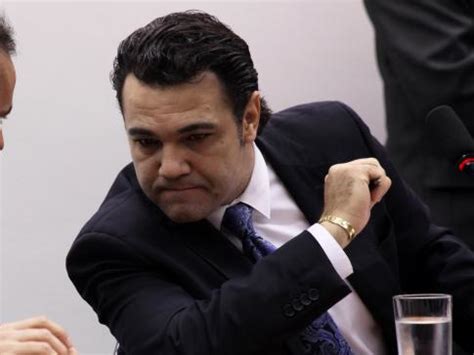 Longe dos holofotes Feliciano tentará votar cura gay