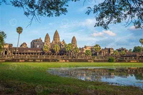 Angkor Wat Es Un Complejo De Templos En Camboya Y El Monumento