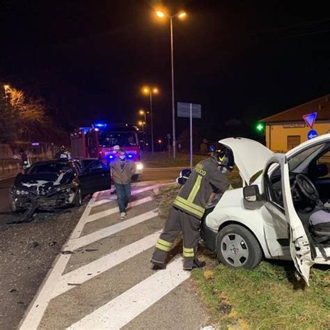 Monguzzo Incidente Allo Svincolo Uomo Incastrato Nellauto Cronaca