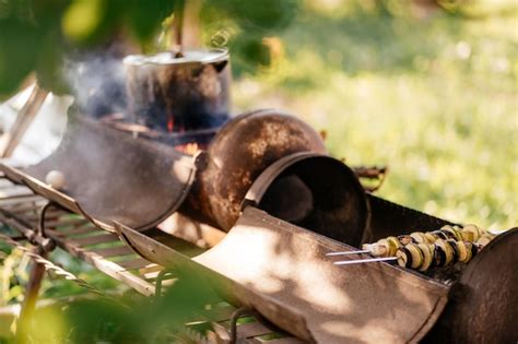 Um Velho Braseiro Caseiro Carbonizado Para Assar E Fumar Carne Um