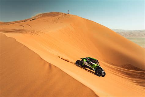 Rajd Dakar etap maratoński Carlos Sainz i Eryk Goczał prowadzą w