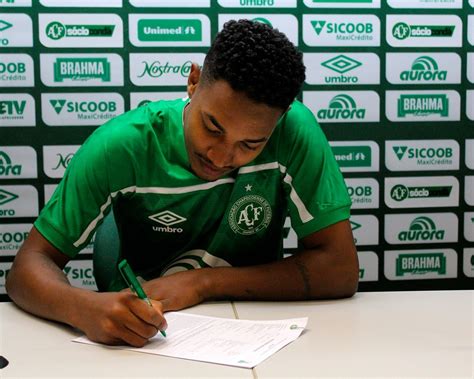 Chapecoense Anuncia Contrata O Do Atacante Fernandinho Ex Jec