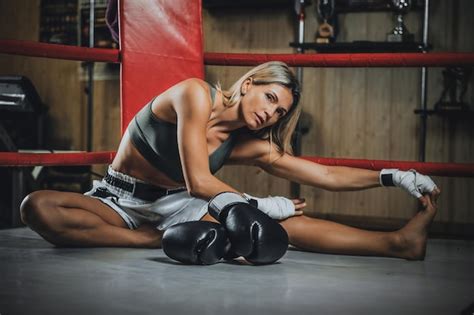 Mulher bonita loira está se aquecendo antes de sparring enquanto está