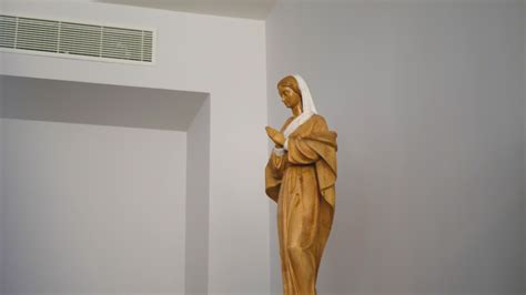 Wooden Statue of Mary, Angle 2 video — Cathopic