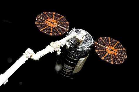 Il Cargo Cygnus Lascia La Stazione Spaziale Salutato Da Astrosam