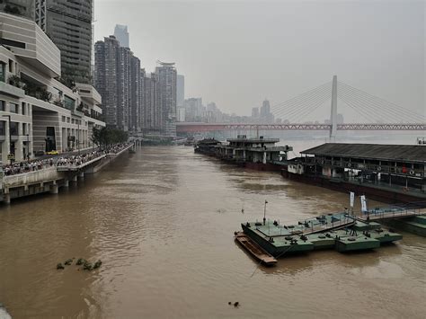 直击重庆洪水：两江交汇“鸳鸯锅”没了，洪崖洞景区受灾关闭朝天门