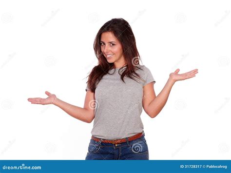 Mujer Joven Latina Linda Que Lleva A Cabo Hacia Fuera Las Manos Imagen De Archivo Imagen De