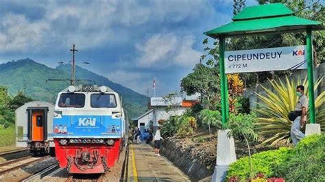 Stasiun Kereta Api Tertinggi Di Indonesia Punya Pemandangan Indah