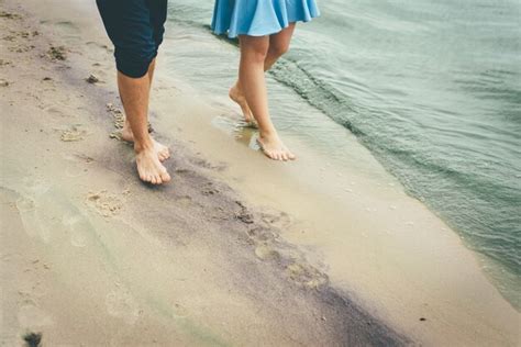 Premium Photo Couple Walking Barefoot At The Beach