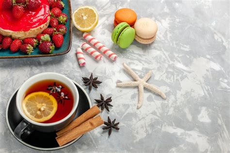 Draufsicht Tasse Tee Mit Macarons Und Kleinem Erdbeerkuchen Auf