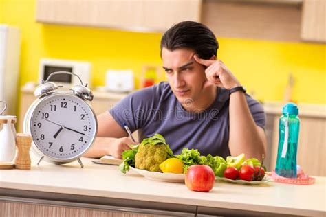 El Hombre Joven En La Dieta Y El Concepto Sano De La Consumición Imagen