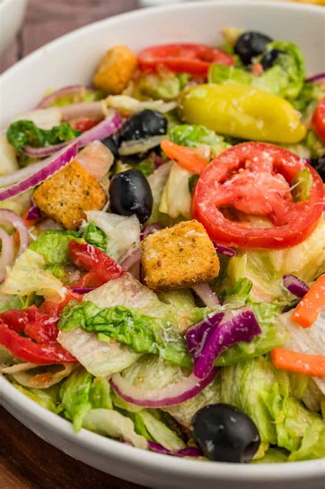 The surprising secret ingredient in the Hampton olive garden salad 15