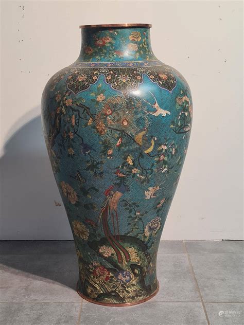 51BidLive Importante paire de vases balustres en émaux cloisonnés à