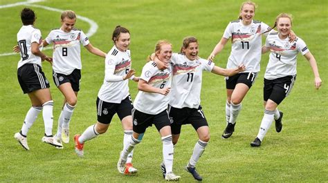 Feminino Equipa alemã treina do campo do FC Amares Desportivo Vale