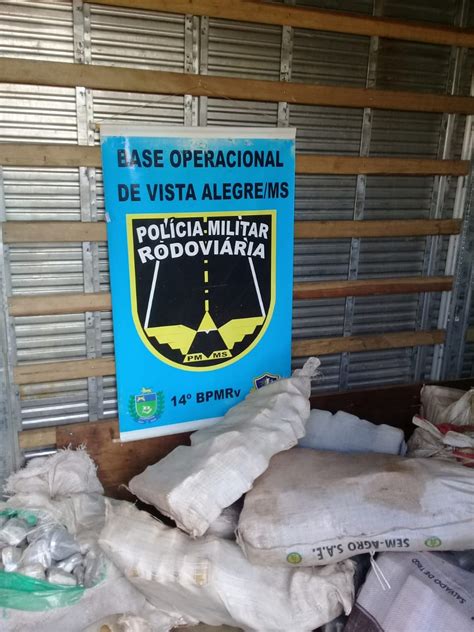 Pol Cia Apreende Mais De Meia Tonelada De Maconha Escondida Em Caminh O