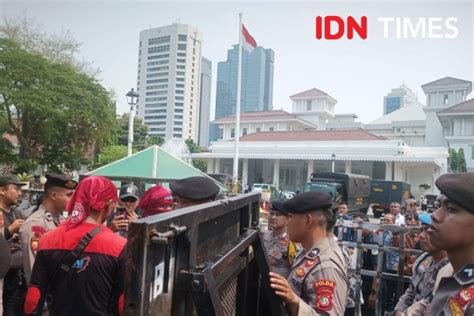 Pj Gubernur Dki Jakarta Temui Buruh Demo Ump Di Balai Kota