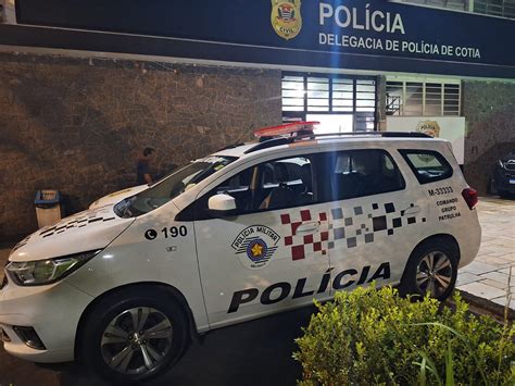 Cotia Homem é preso em flagrante após agredir mulher bloco de cimento