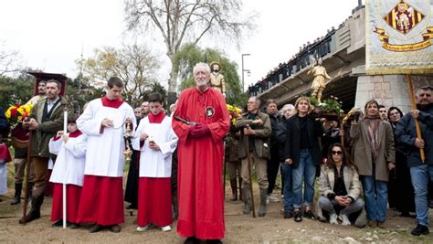 Perpignan Une Procession Religieuse Pour Faire Tomber La Pluie Et A