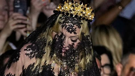 Madonna Velata Alla Sfilata Di Dolce E Gabbana Alla Milano Fashion Week