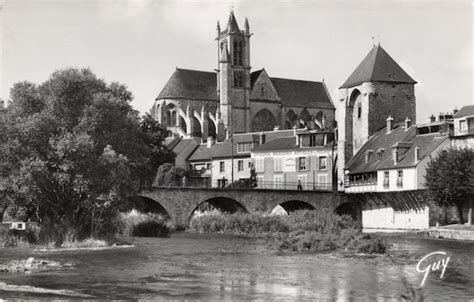 Moret sur Loing Le Loing l église Notre Dame et la porte de