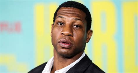 Jonathan Majors uniknał więzienia Aktor skazany na roczną terapię