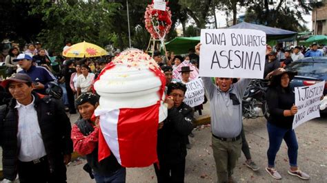 Familias peruanas lloran a sus muertos tras la protesta más violenta en