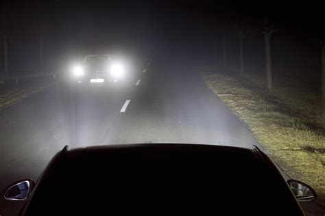 Cuándo y cómo usar las distintas luces del coche Circula Seguro