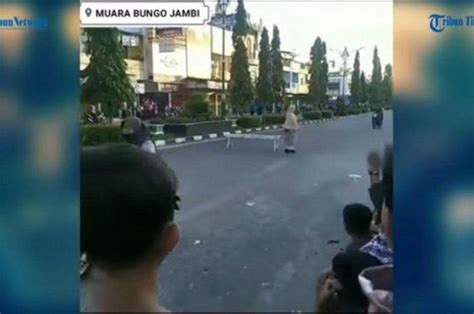 Aksi Balap Liar Dibikin Kocar Kacir Emak Emak Joki Dicegat Pakai Kursi