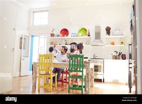 Femme Mature Debout Dans La Cuisine Banque De Photographies Et Dimages Haute R Solution