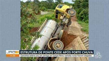 Após forte chuva estrutura de ponte cede e caminhão cai em córrego em