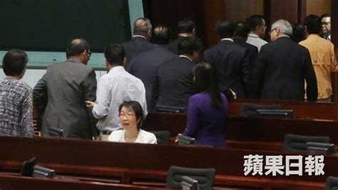 香港各报评论否决政改方案 — 普通话主页